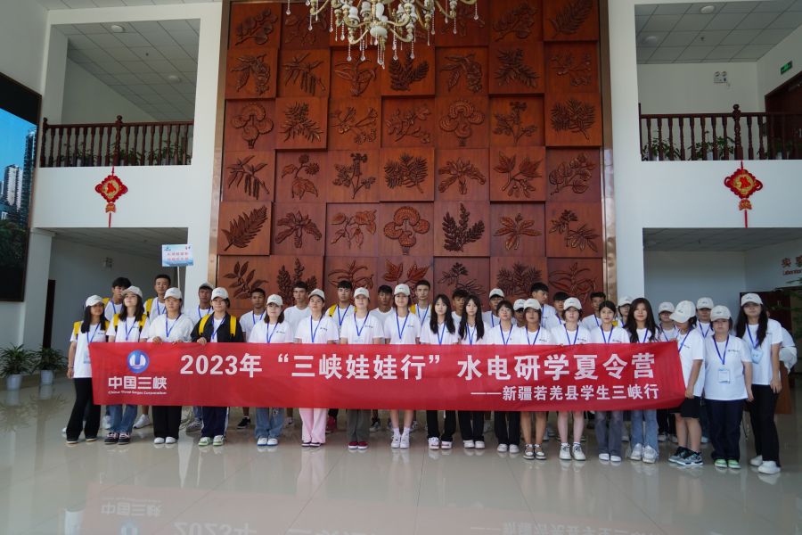 新疆若羌三峽娃娃在珍稀植物培育基地合影留念。汪朝暉拍攝